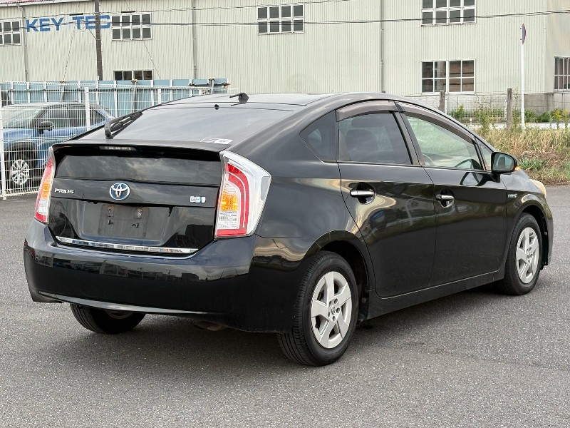 2013 Toyota Prius thumbnail