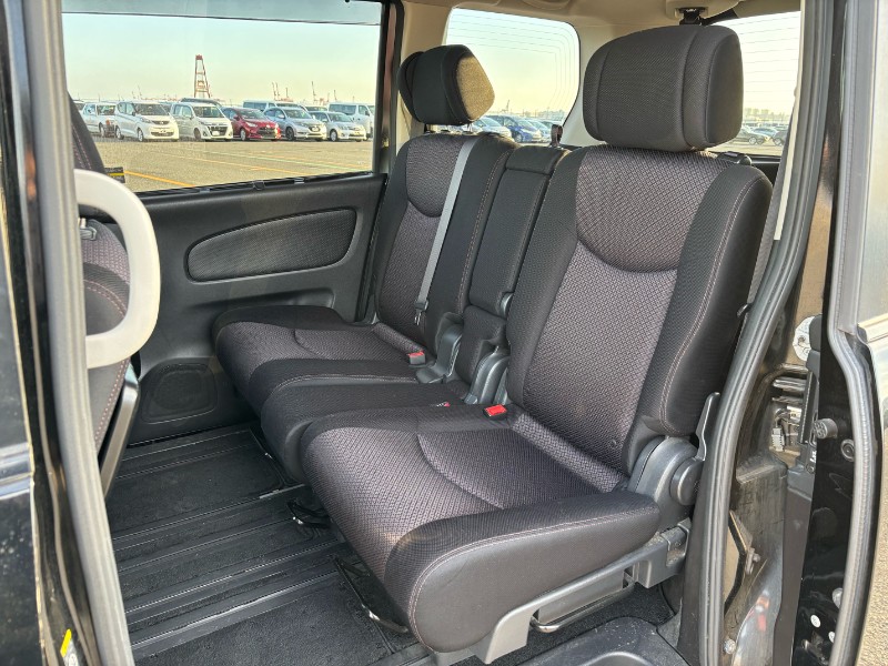 2012 Nissan Serena thumbnail