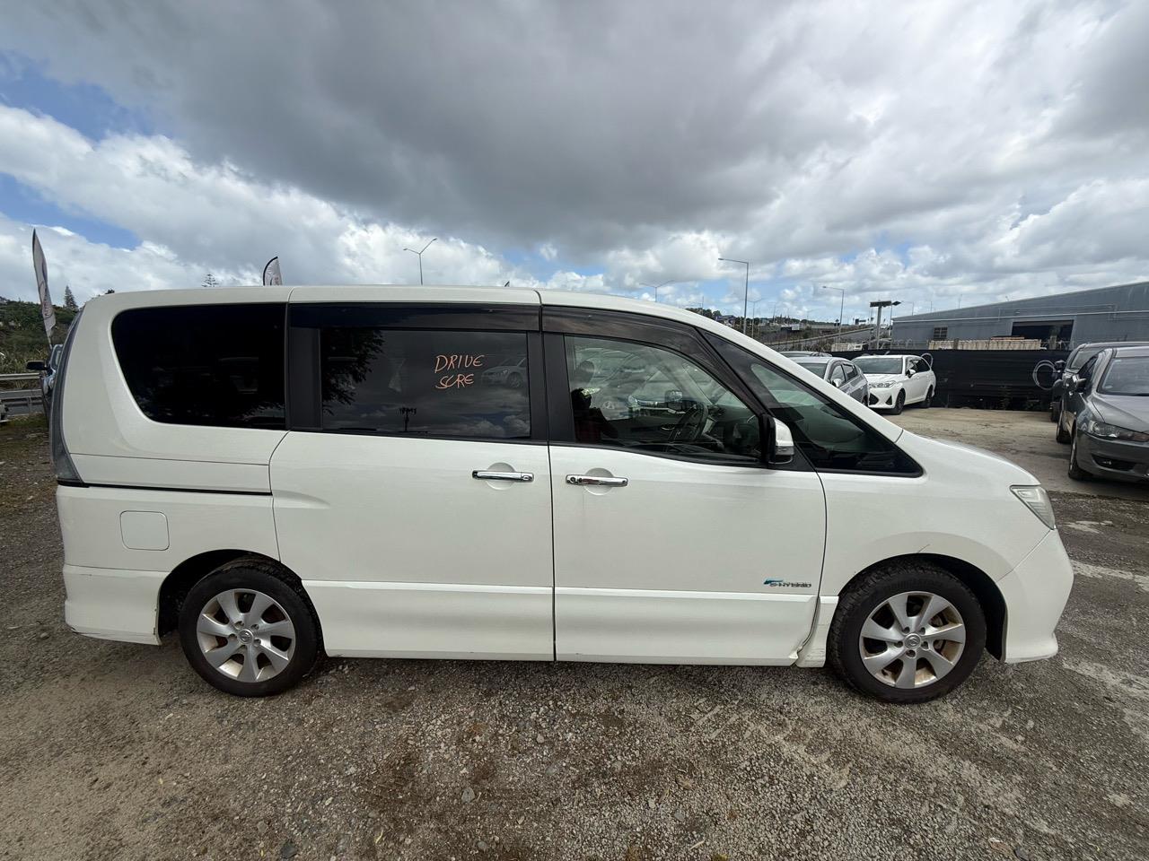 2013 Nissan Serena thumbnail