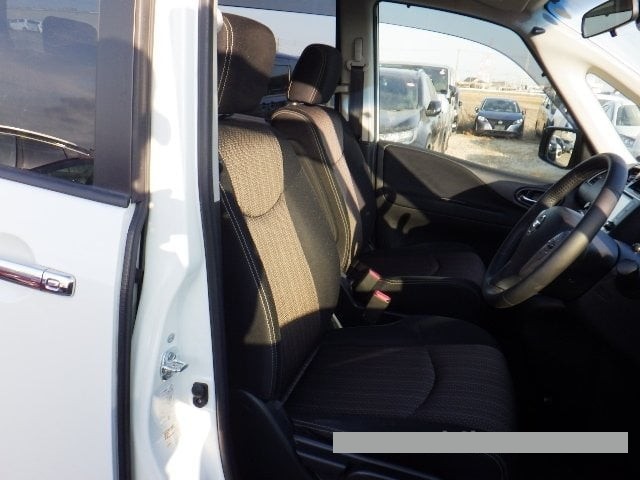 2015 Nissan Serena thumbnail