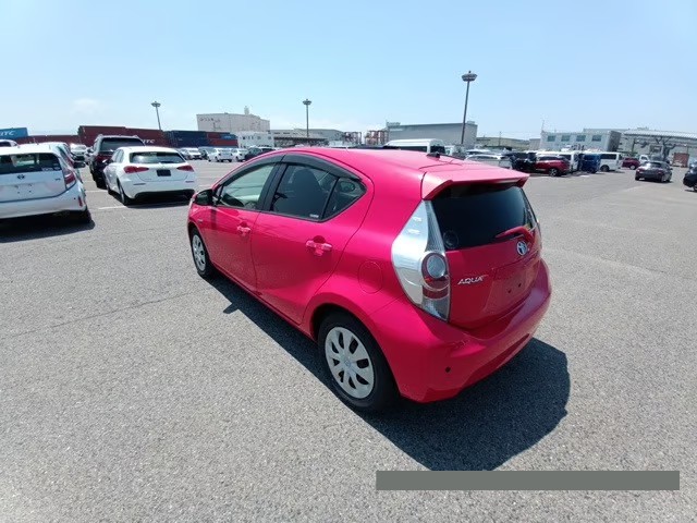 2013 Toyota Aqua thumbnail