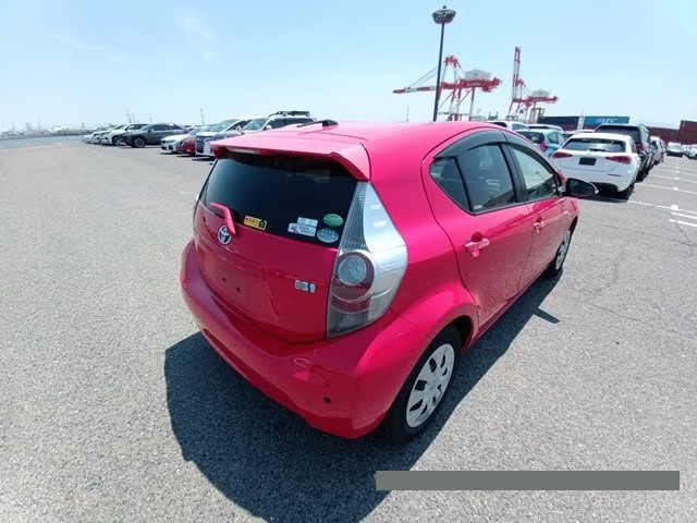2013 Toyota Aqua thumbnail