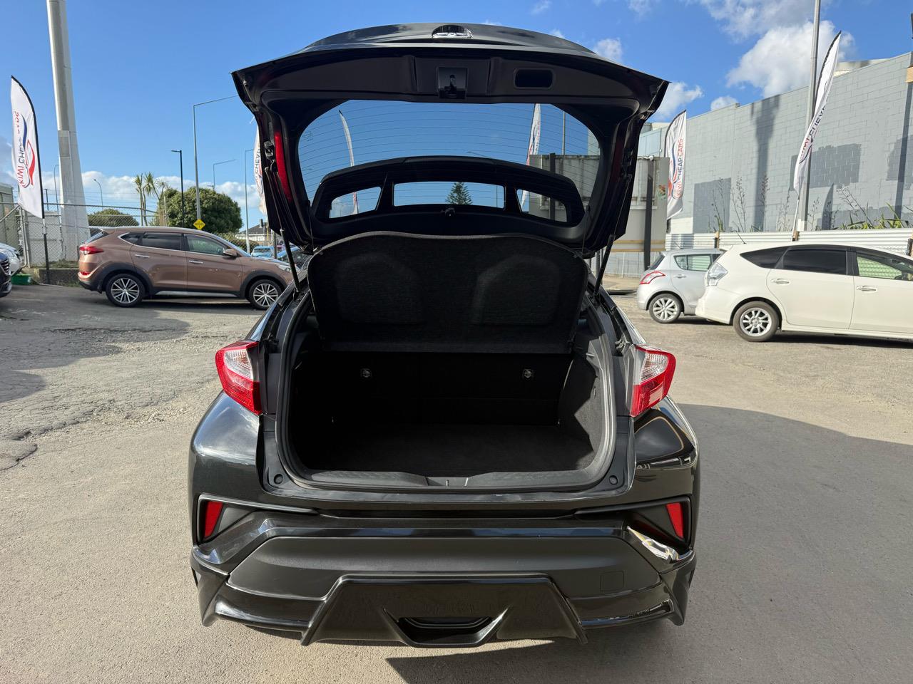 2017 Toyota C-HR thumbnail