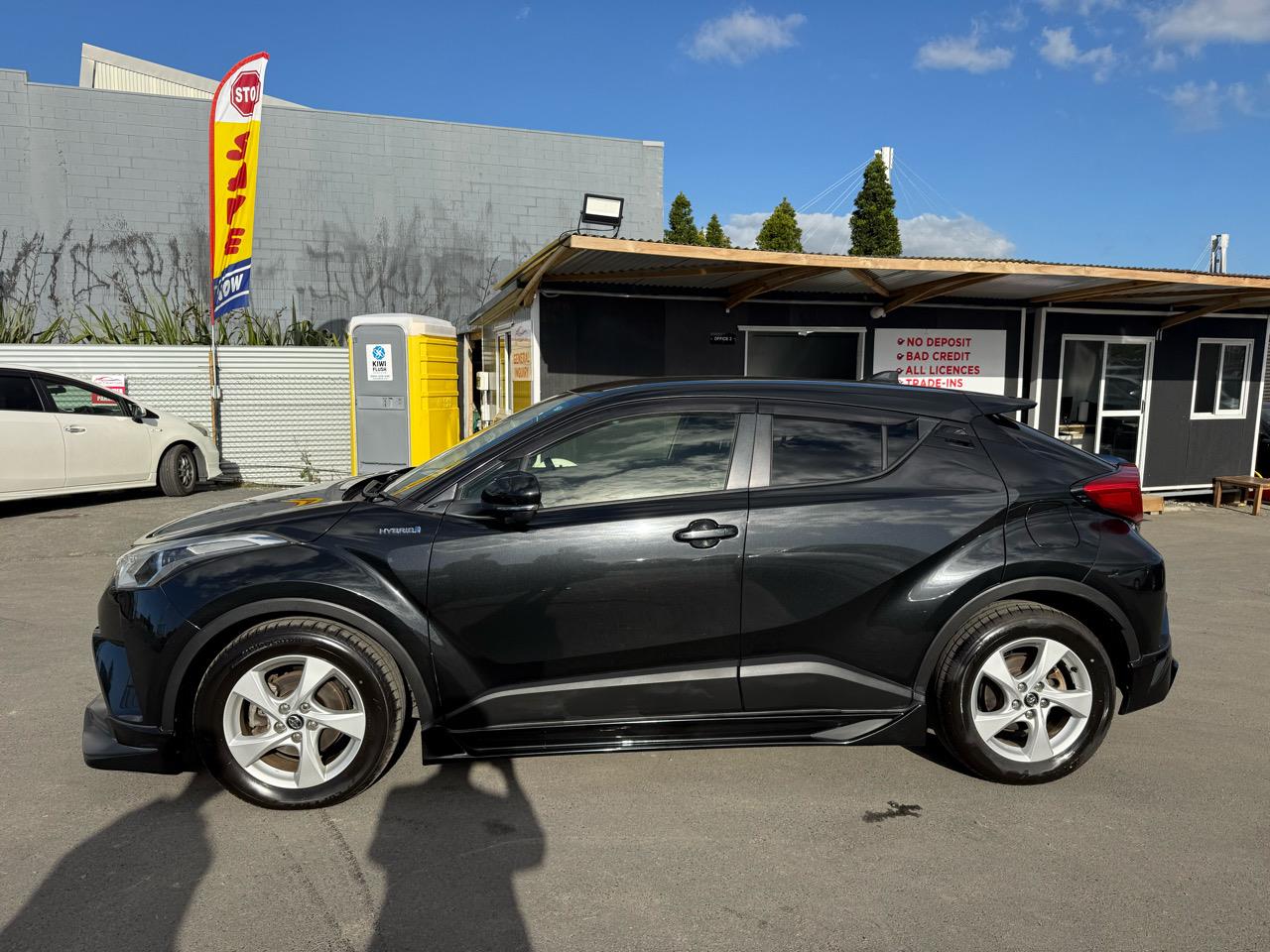 2017 Toyota C-HR thumbnail