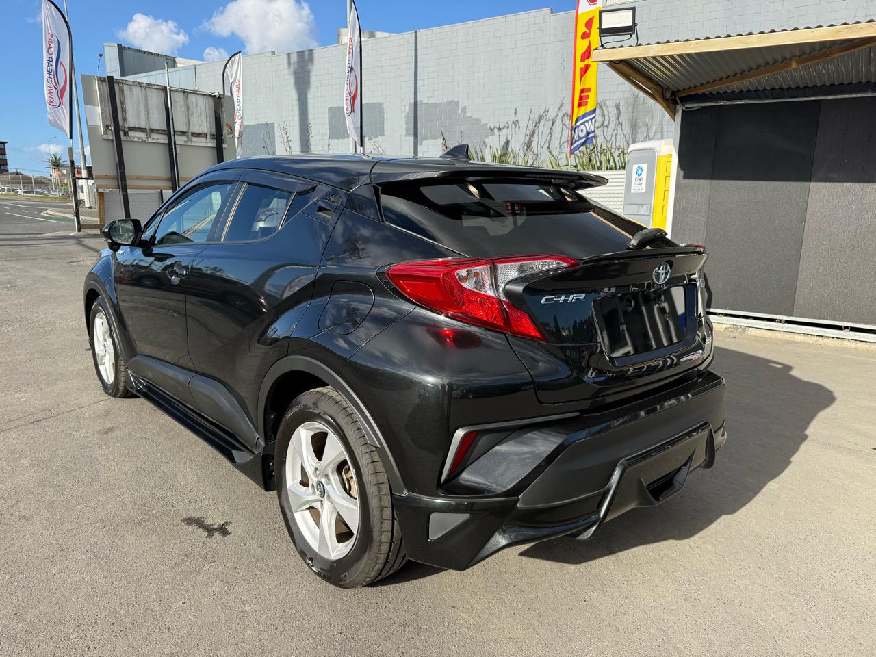 2017 Toyota C-HR thumbnail