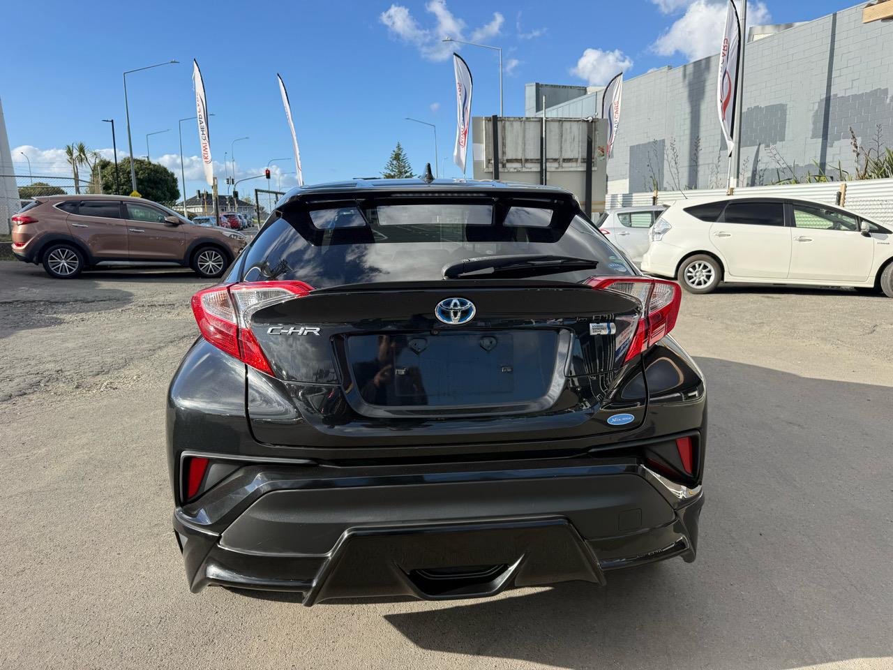2017 Toyota C-HR thumbnail