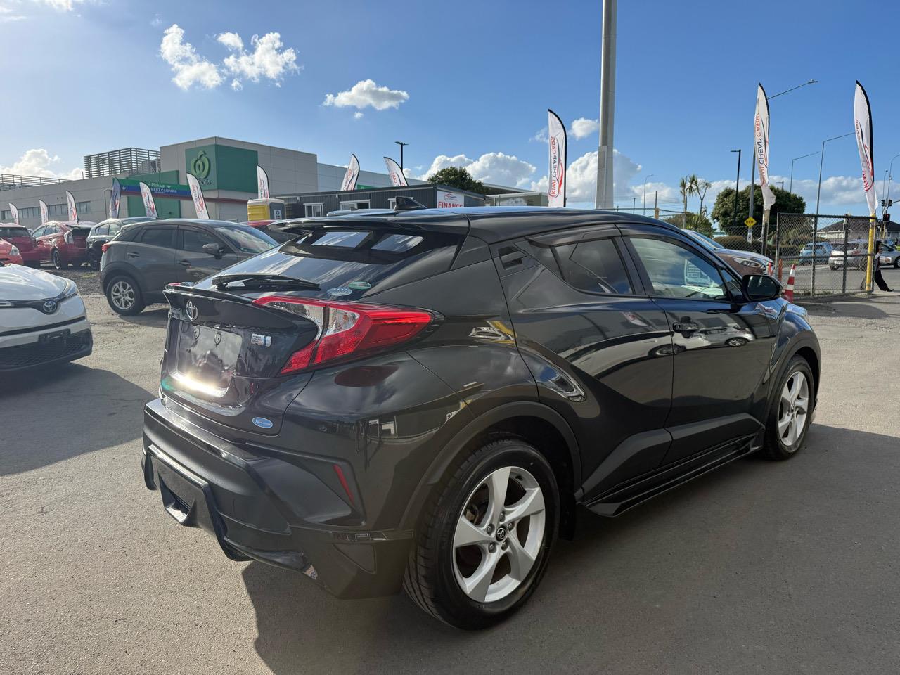 2017 Toyota C-HR thumbnail