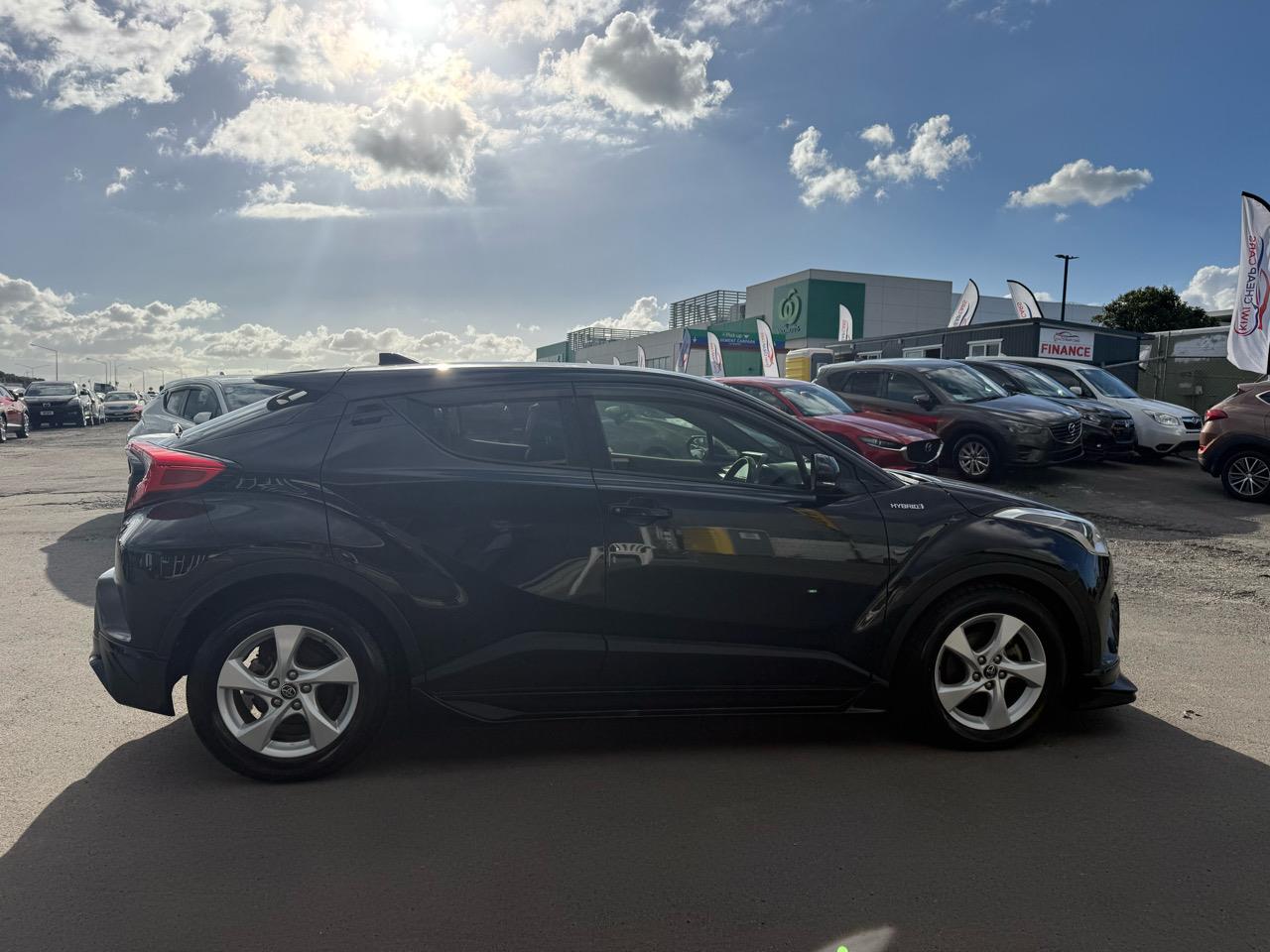 2017 Toyota C-HR thumbnail