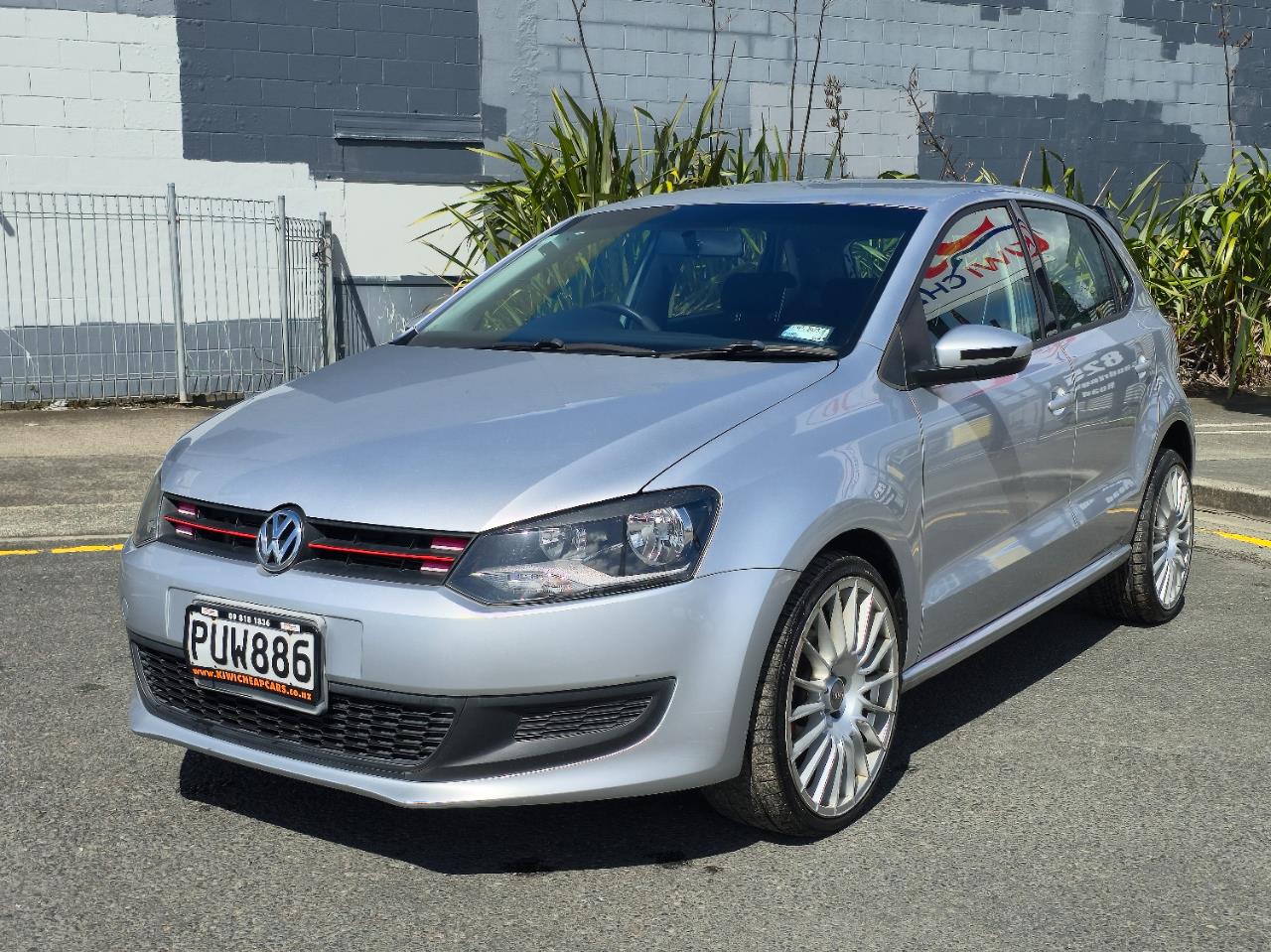 2011 Volkswagen Polo thumbnail