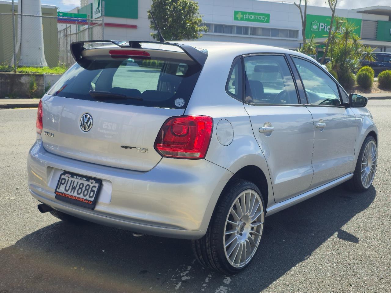 2011 Volkswagen Polo thumbnail