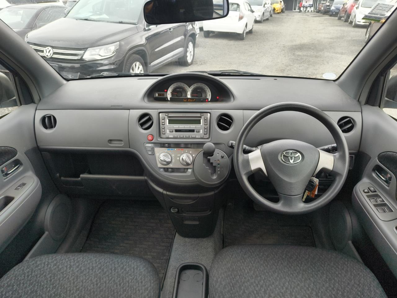 2015 Toyota Sienta thumbnail