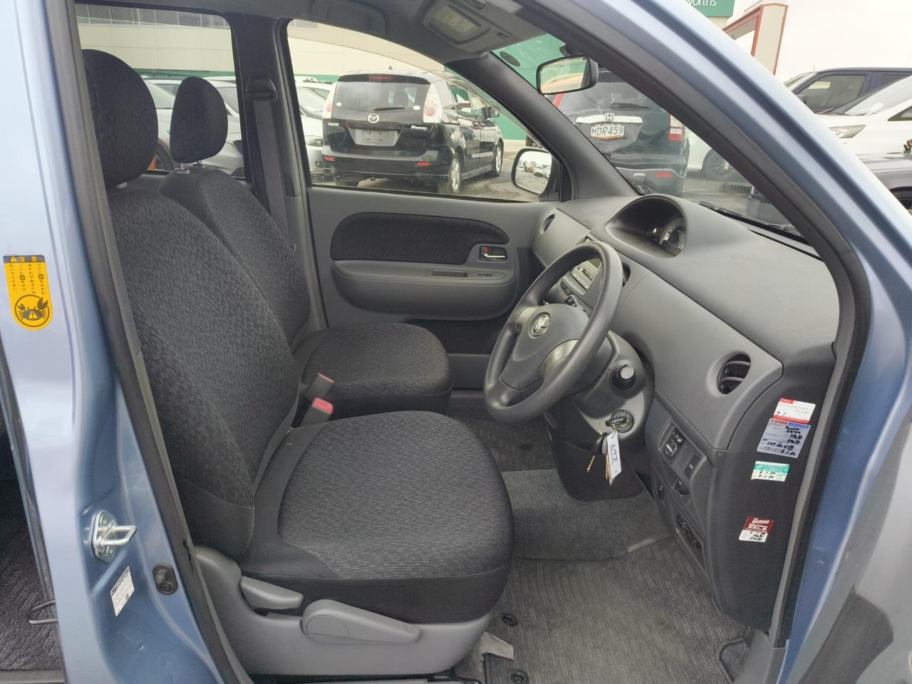 2015 Toyota Sienta thumbnail