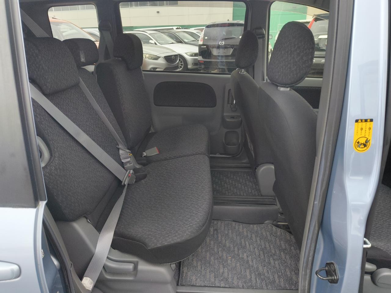 2015 Toyota Sienta thumbnail