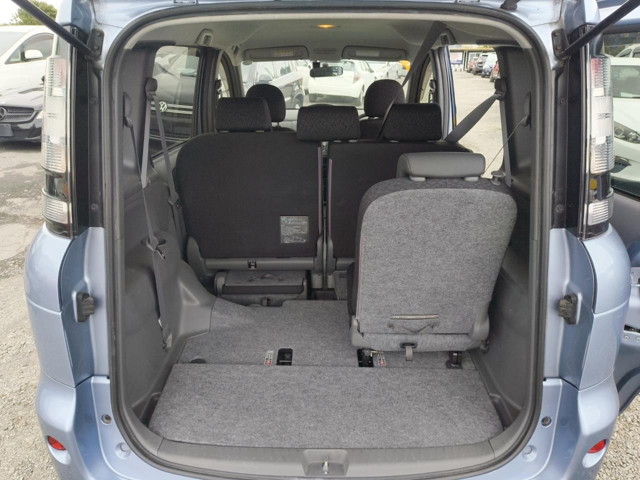 2015 Toyota Sienta thumbnail