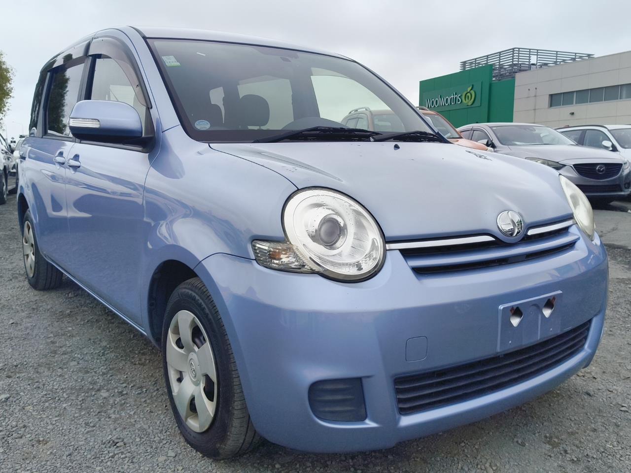2015 Toyota Sienta thumbnail