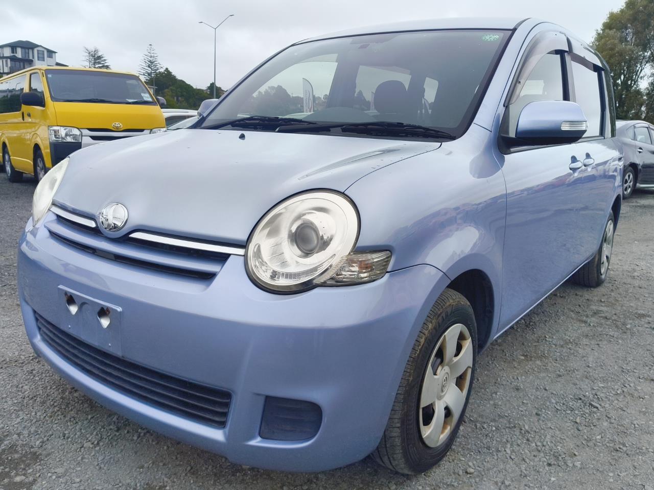 2015 Toyota Sienta thumbnail