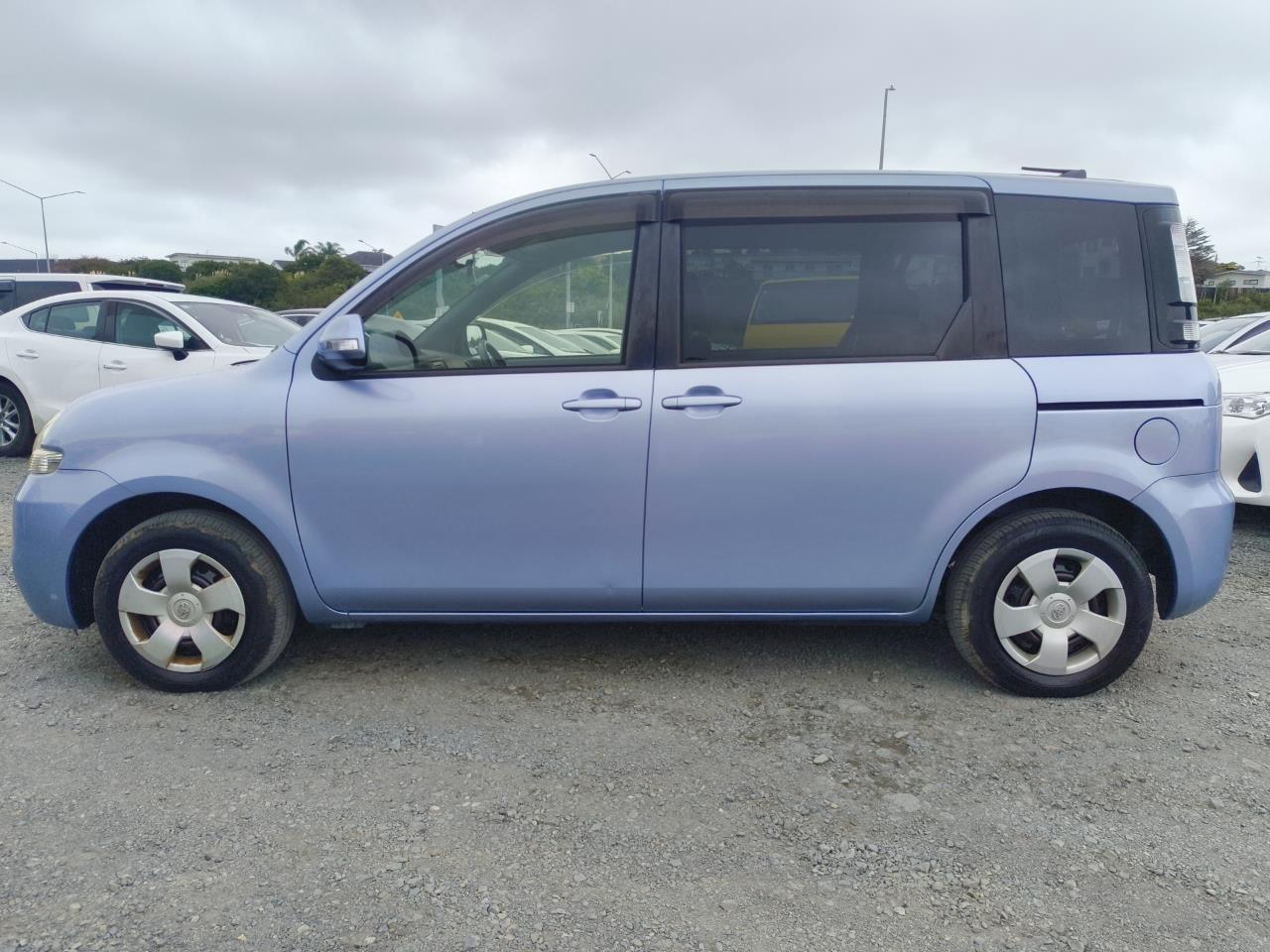 2015 Toyota Sienta thumbnail