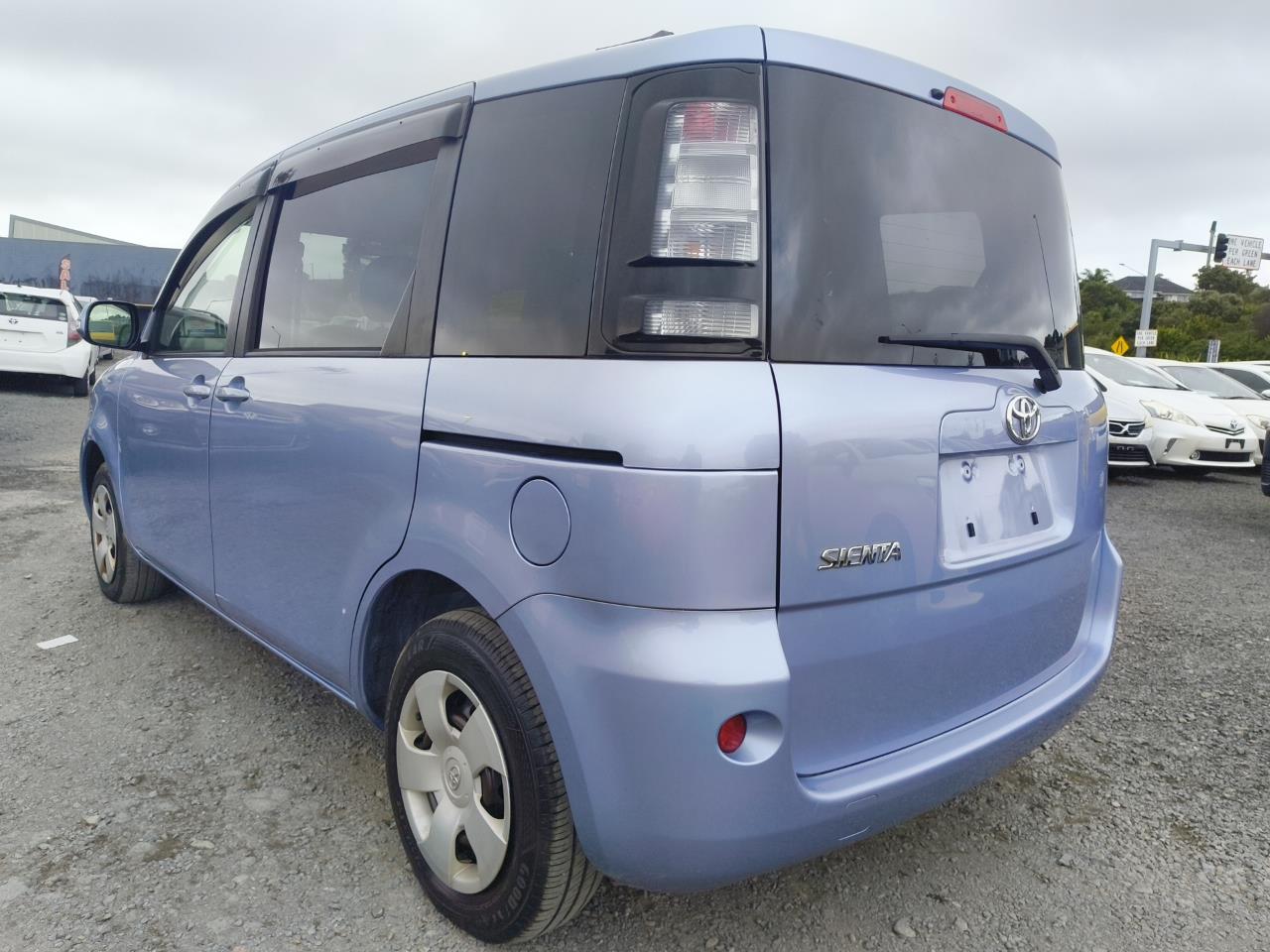 2015 Toyota Sienta thumbnail
