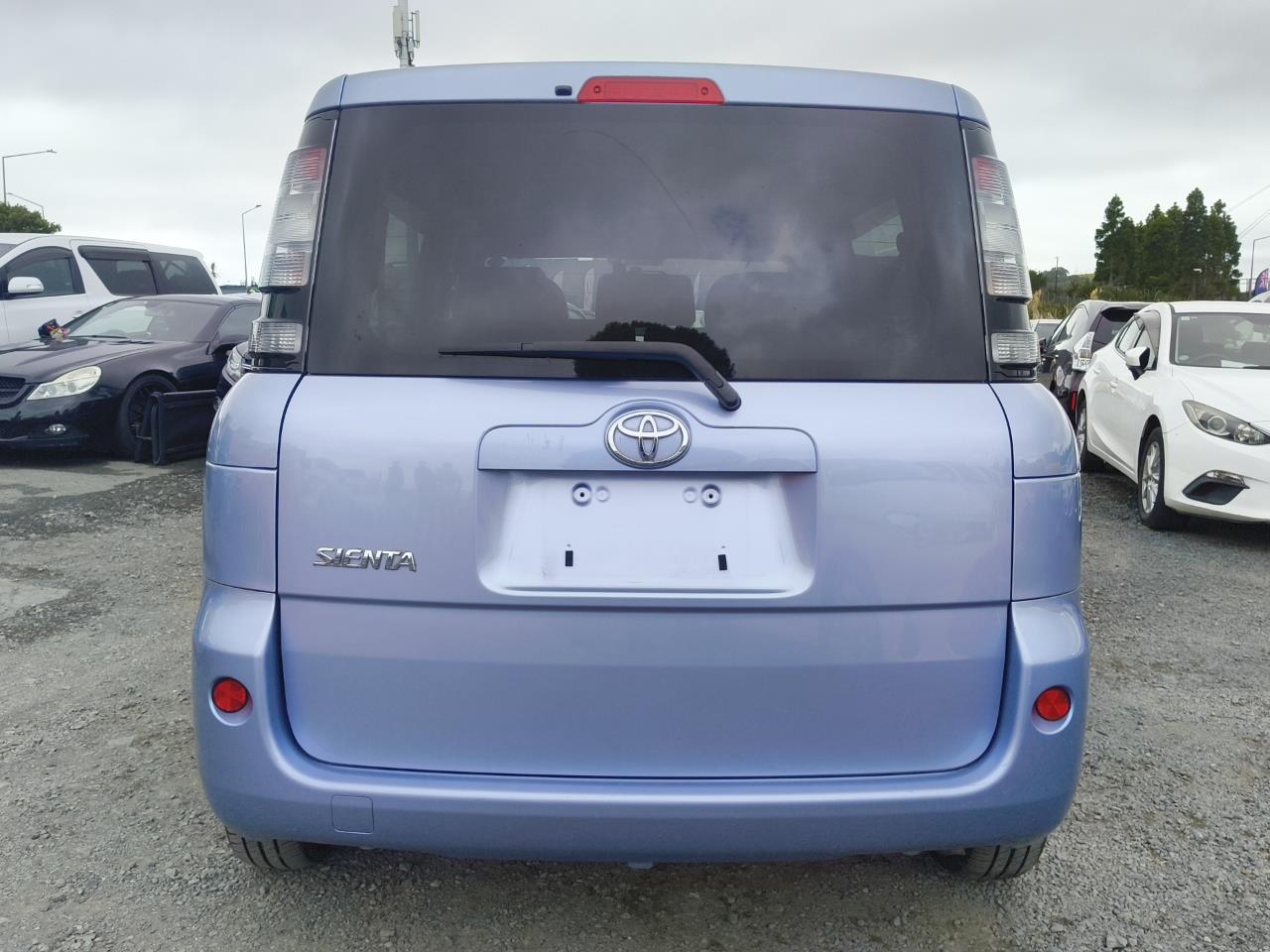 2015 Toyota Sienta thumbnail