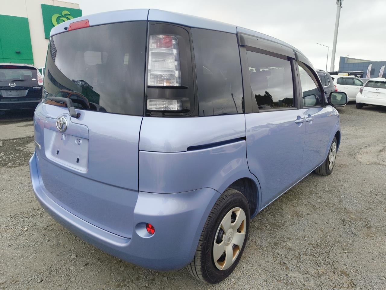 2015 Toyota Sienta thumbnail