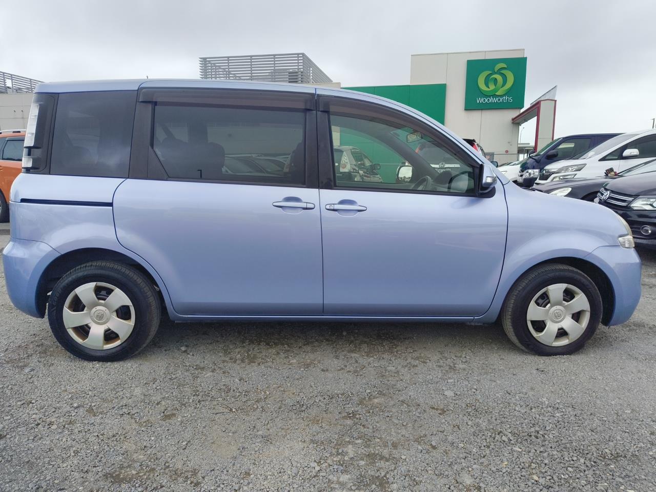 2015 Toyota Sienta thumbnail