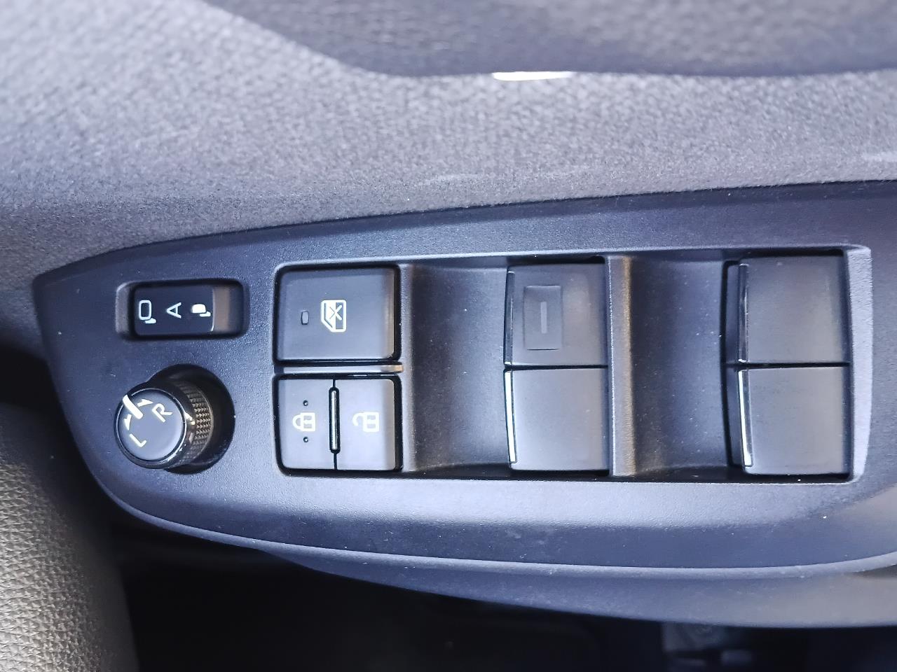 2021 Toyota Yaris thumbnail
