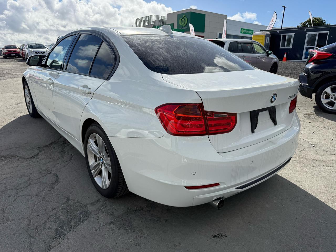 2014 BMW 320i thumbnail
