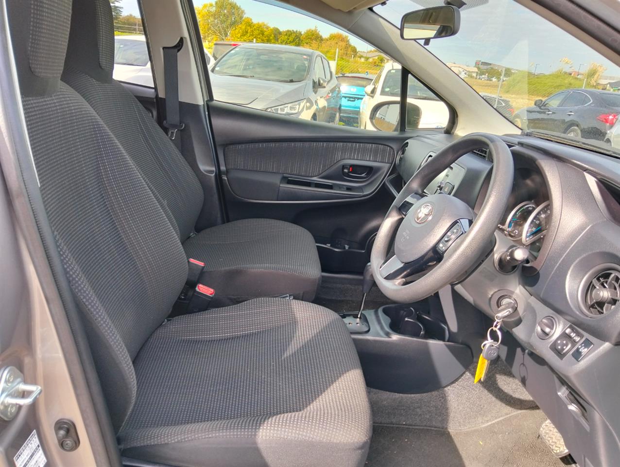 2017 Toyota Vitz thumbnail