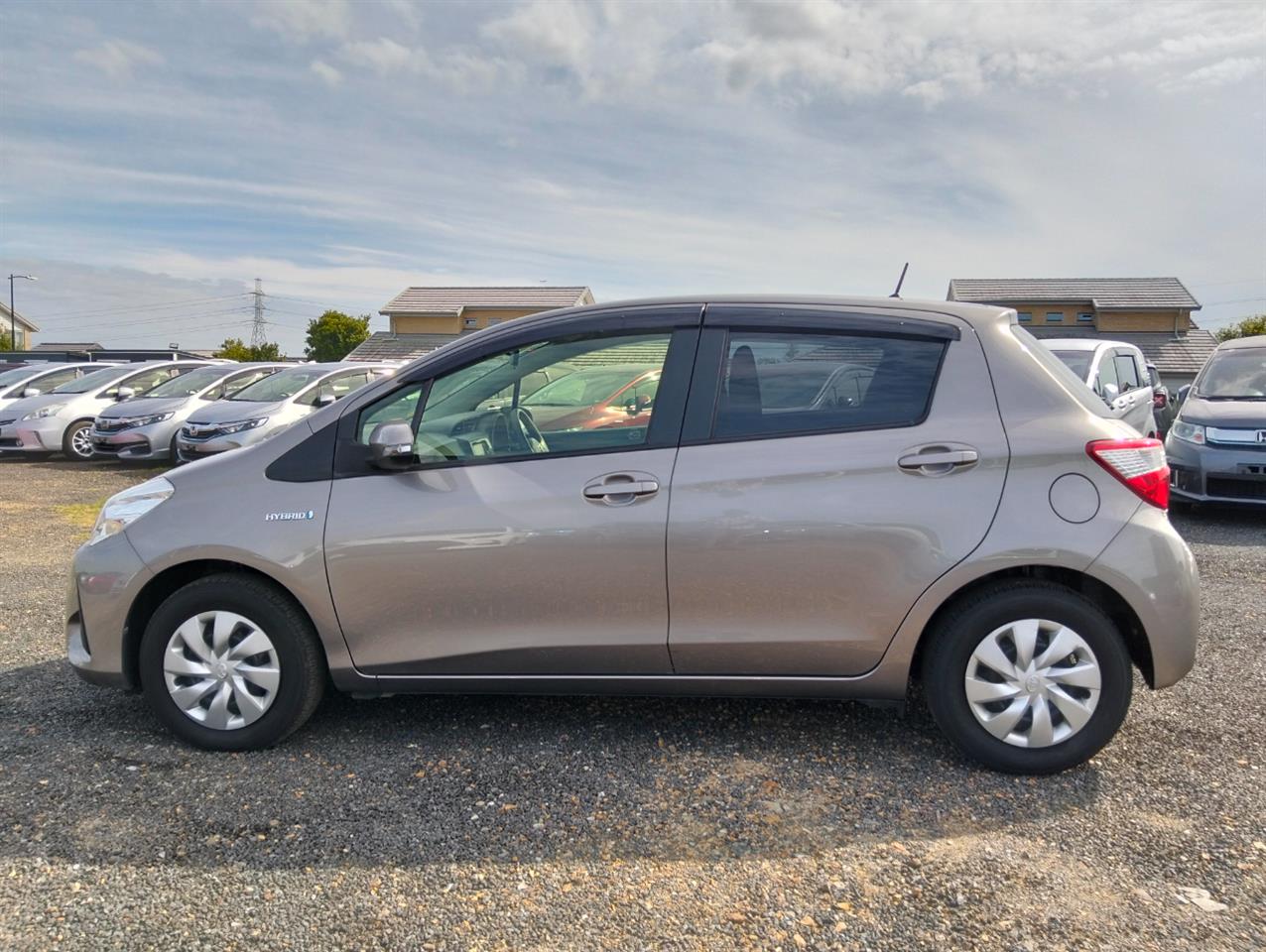 2017 Toyota Vitz thumbnail