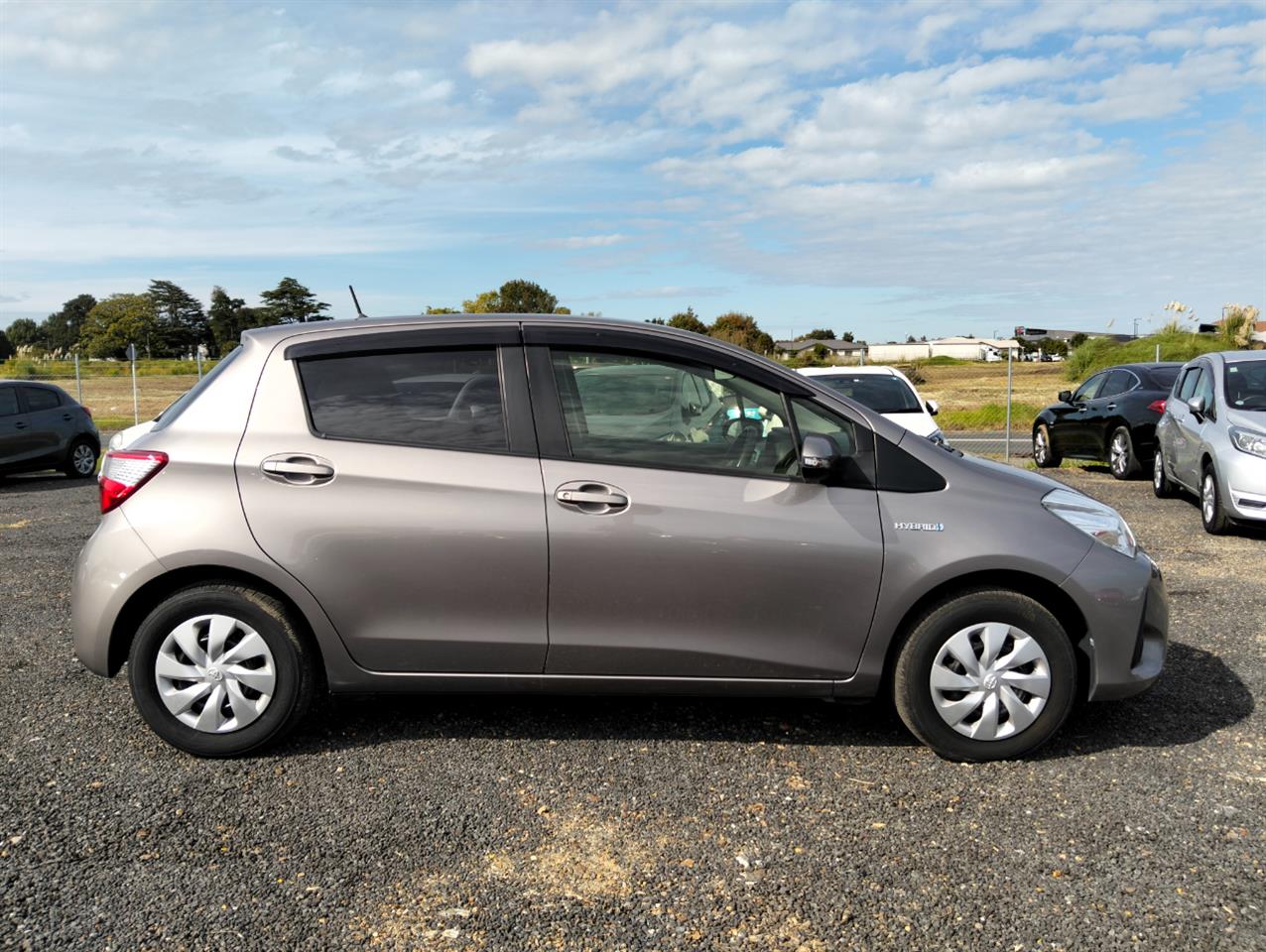 2017 Toyota Vitz thumbnail