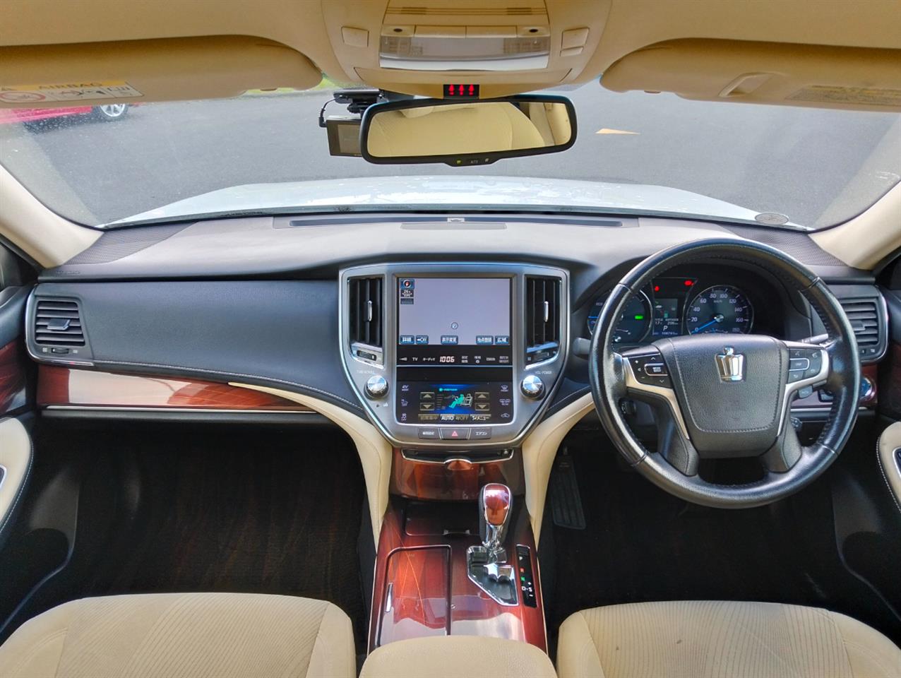 2014 Toyota Crown thumbnail
