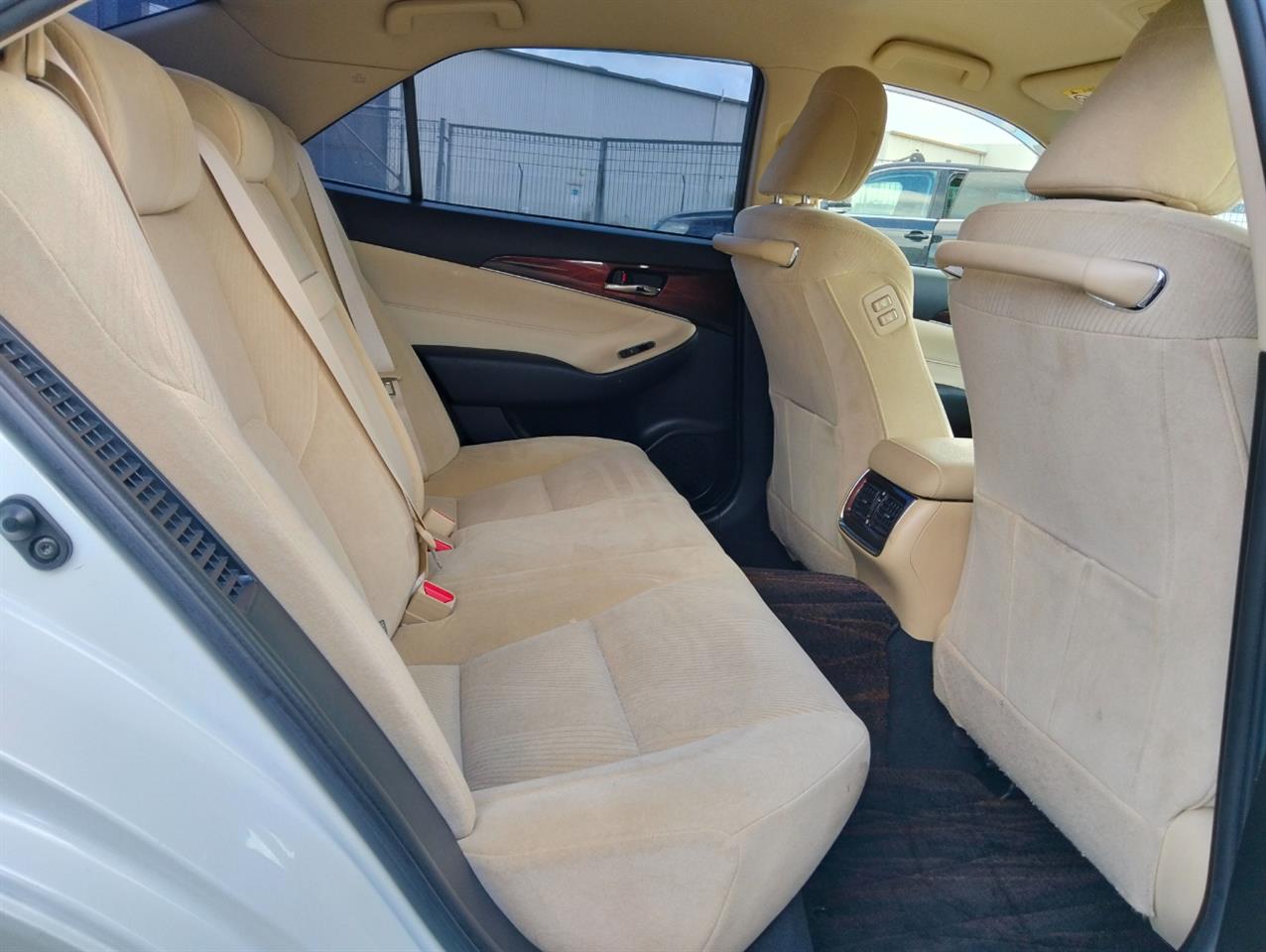 2014 Toyota Crown thumbnail