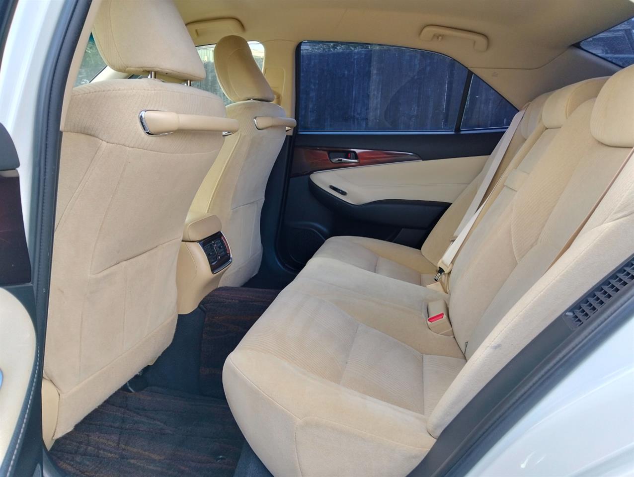 2014 Toyota Crown thumbnail