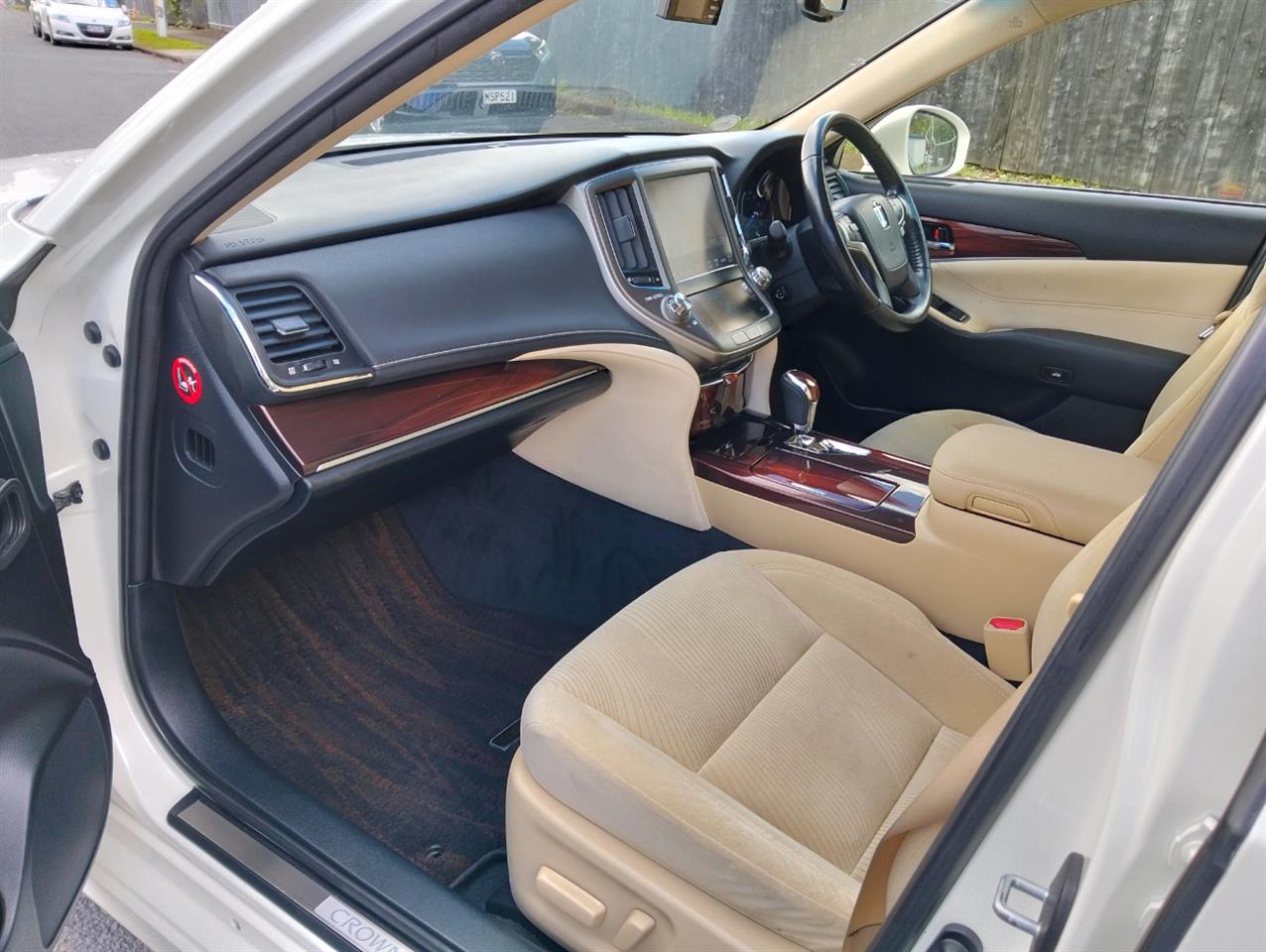 2014 Toyota Crown thumbnail