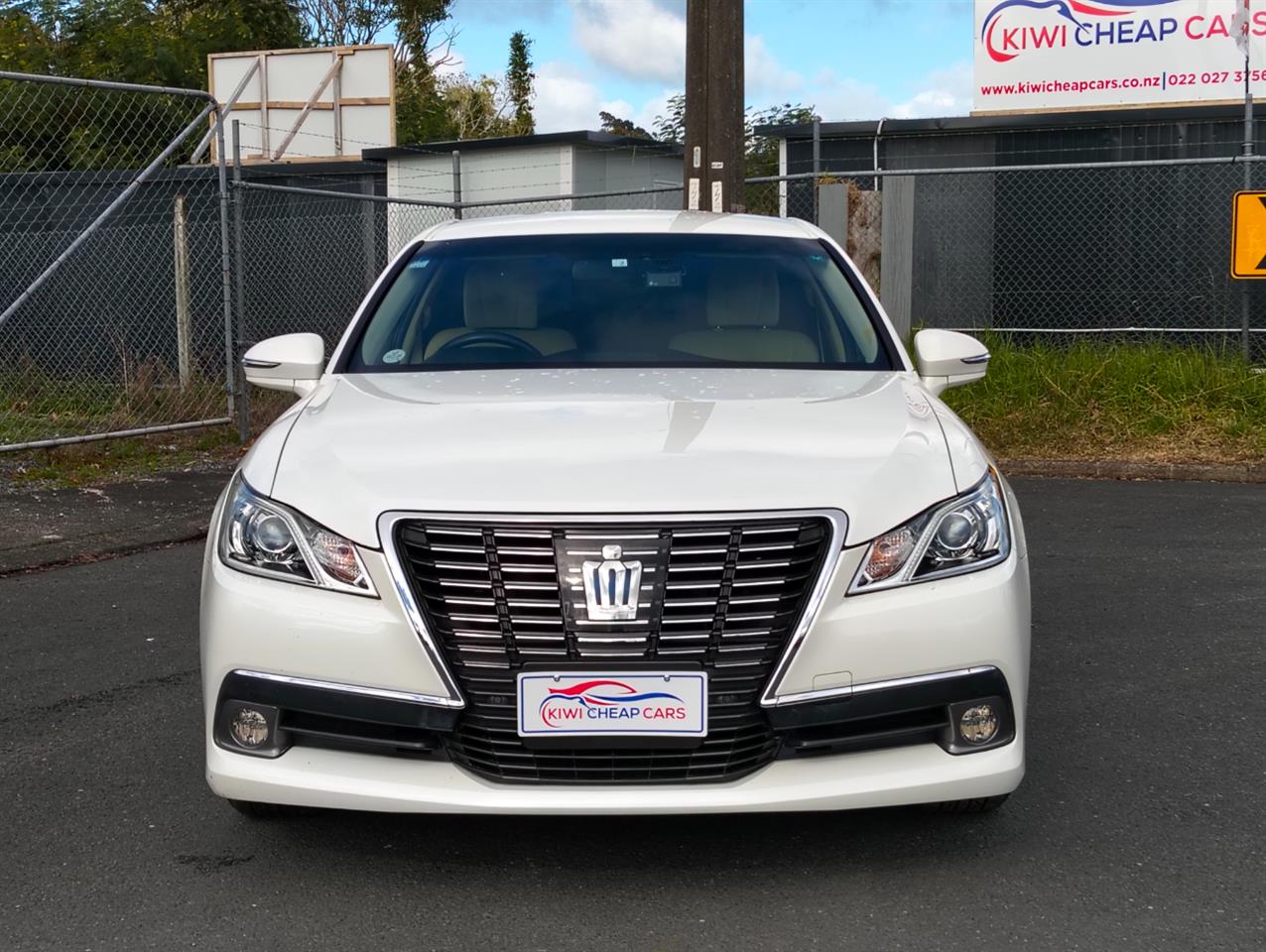2014 Toyota Crown thumbnail
