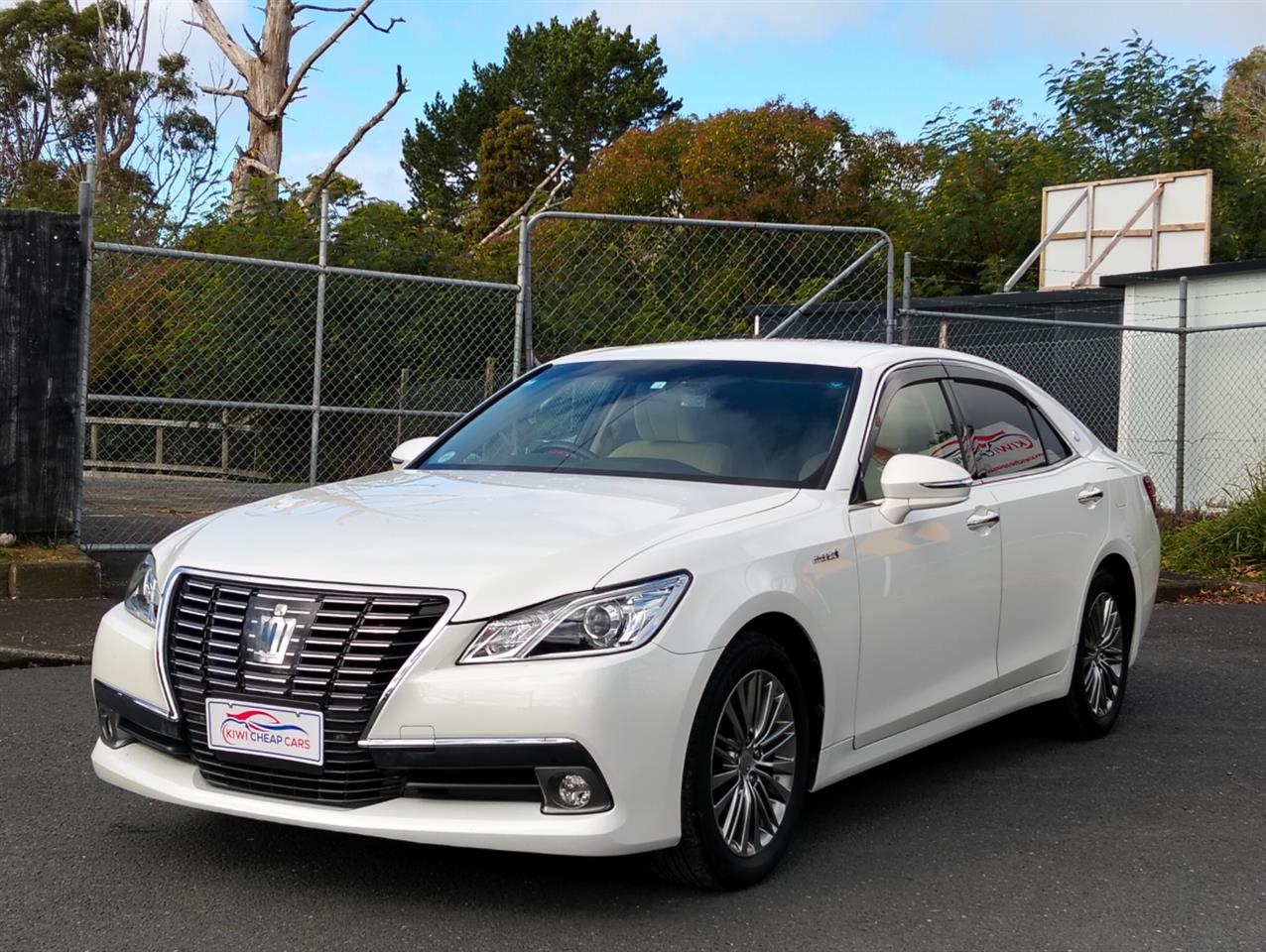 2014 Toyota Crown thumbnail