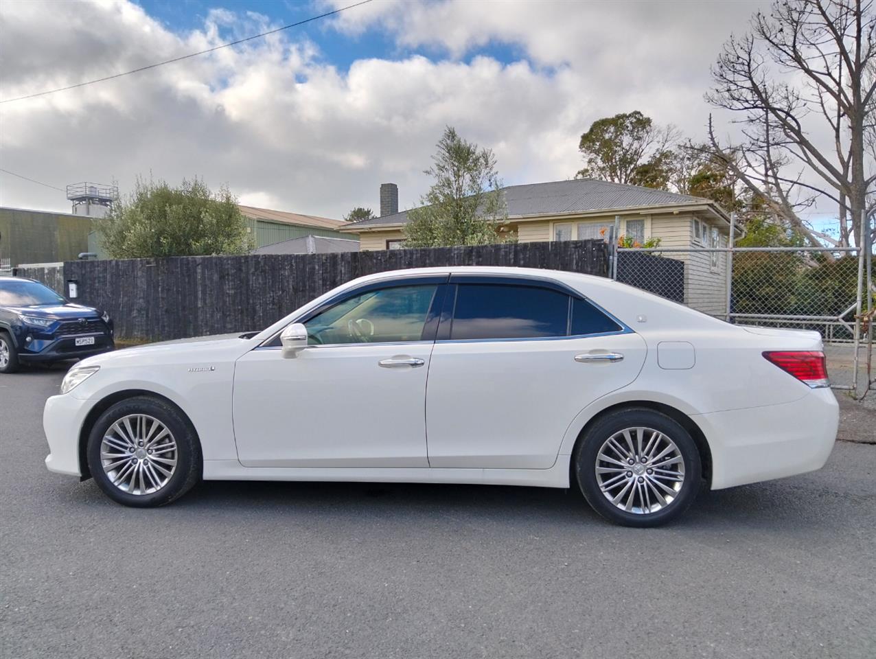 2014 Toyota Crown thumbnail