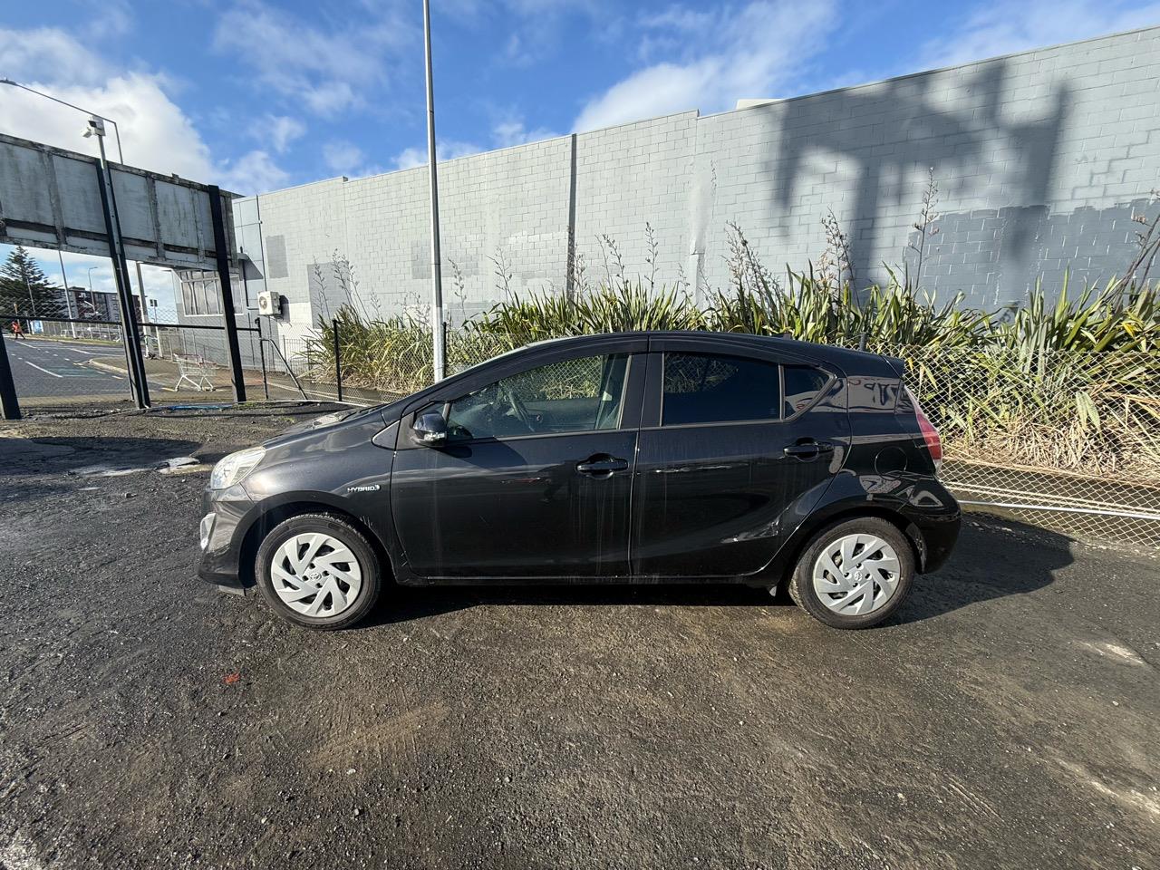 2016 Toyota Aqua thumbnail