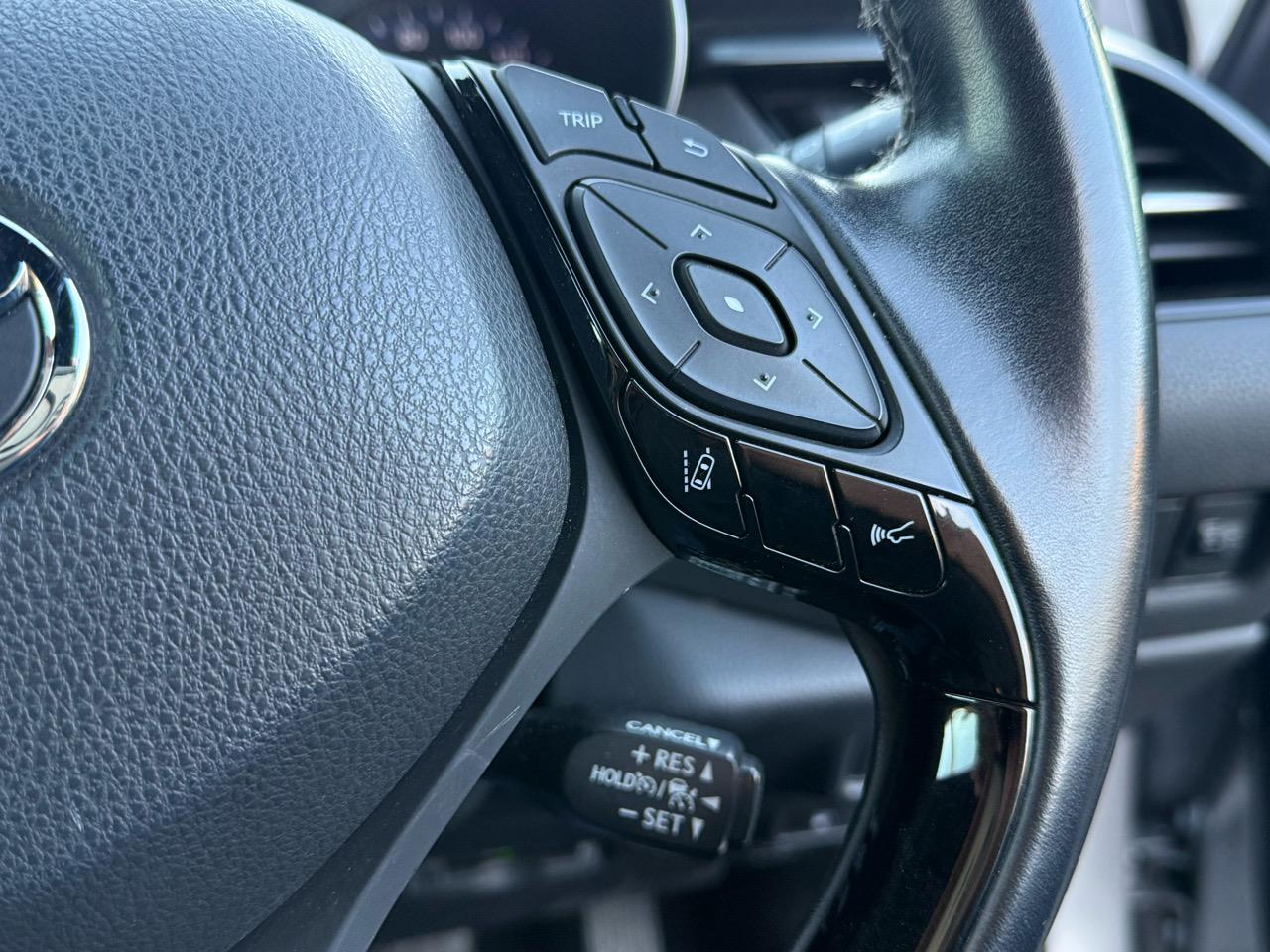 2017 Toyota C-HR thumbnail