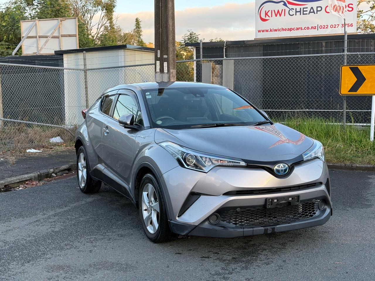 2017 Toyota C-HR thumbnail