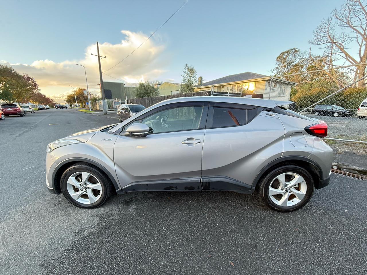 2017 Toyota C-HR thumbnail