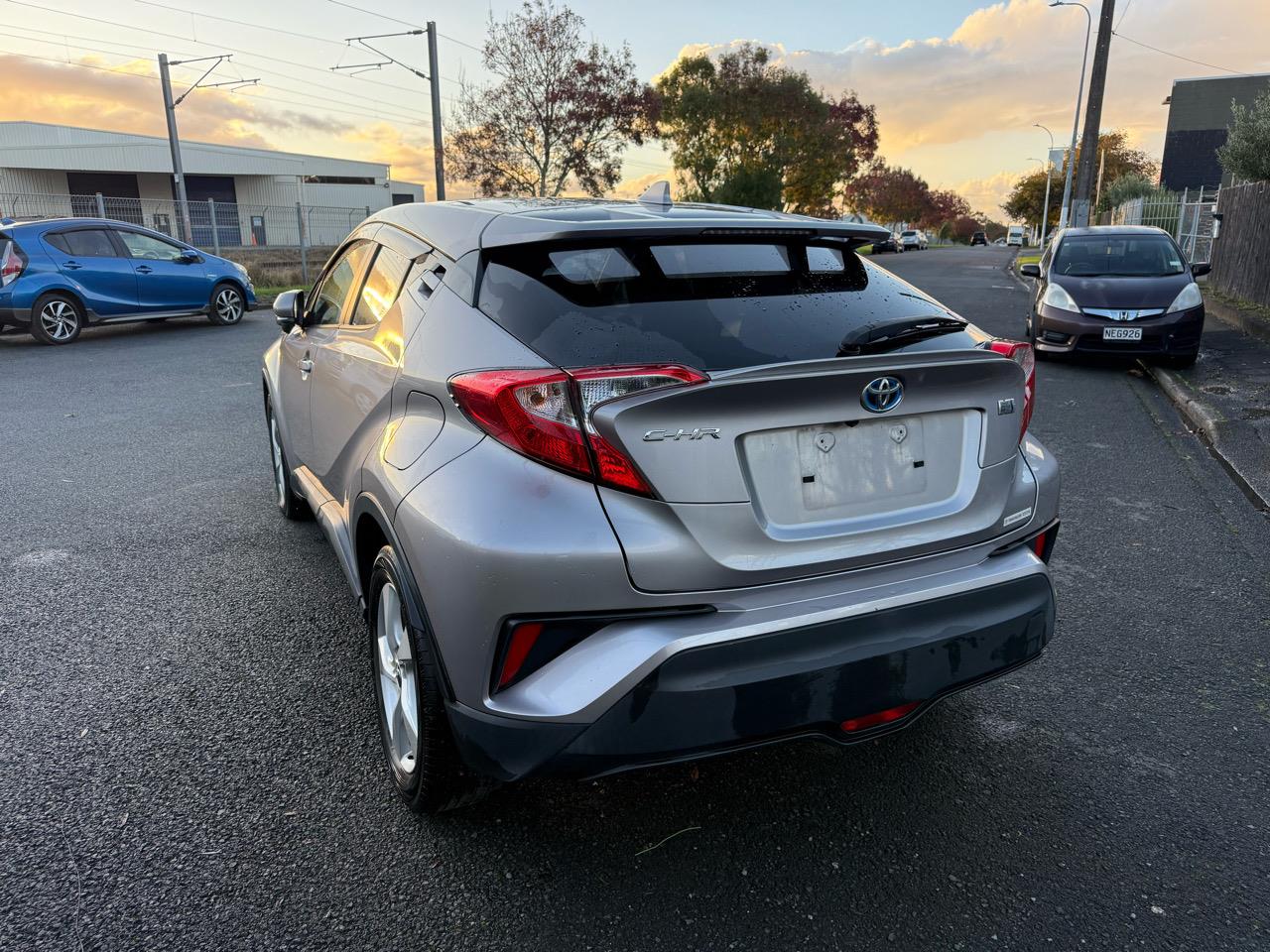 2017 Toyota C-HR thumbnail