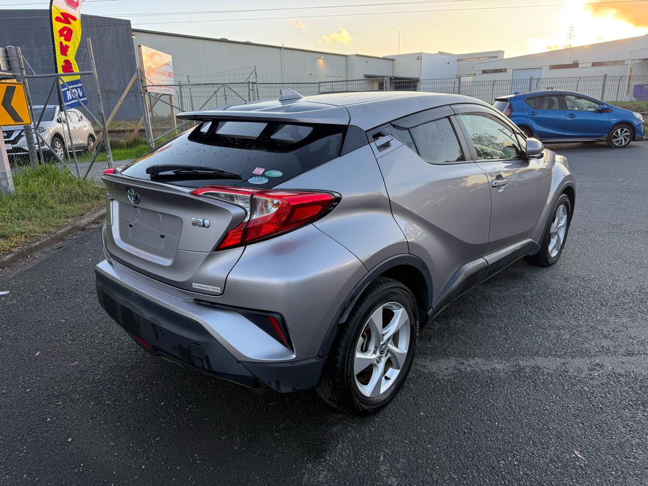 2017 Toyota C-HR thumbnail