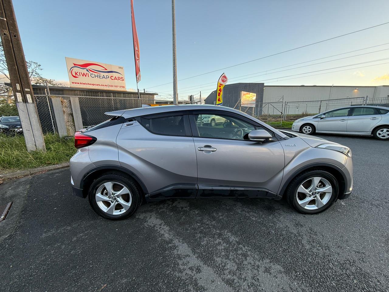 2017 Toyota C-HR thumbnail