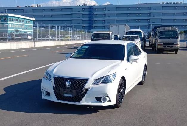 2013 Toyota Crown thumbnail