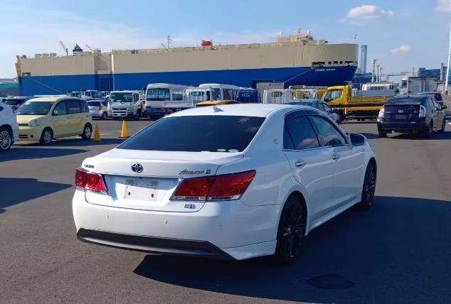 2013 Toyota Crown thumbnail