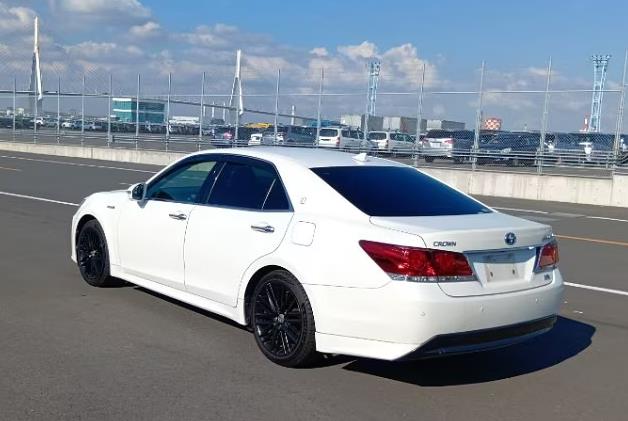 2013 Toyota Crown thumbnail