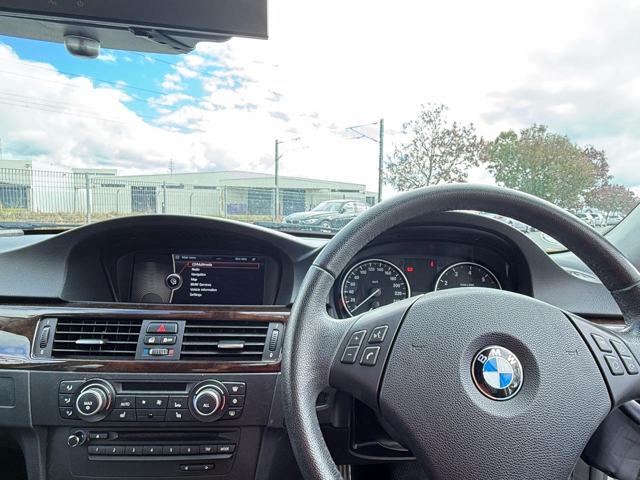 2012 BMW 320i thumbnail