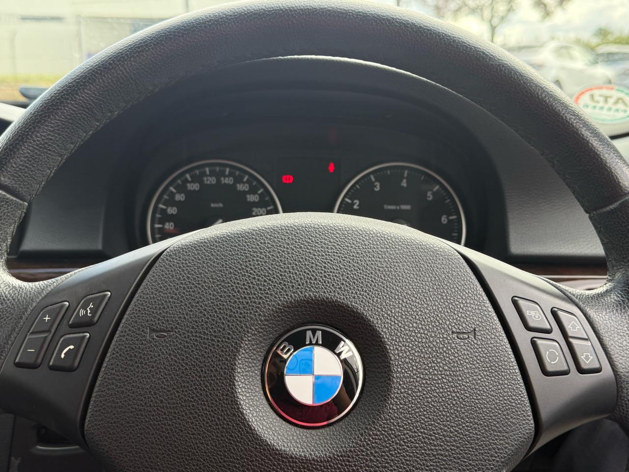 2012 BMW 320i thumbnail