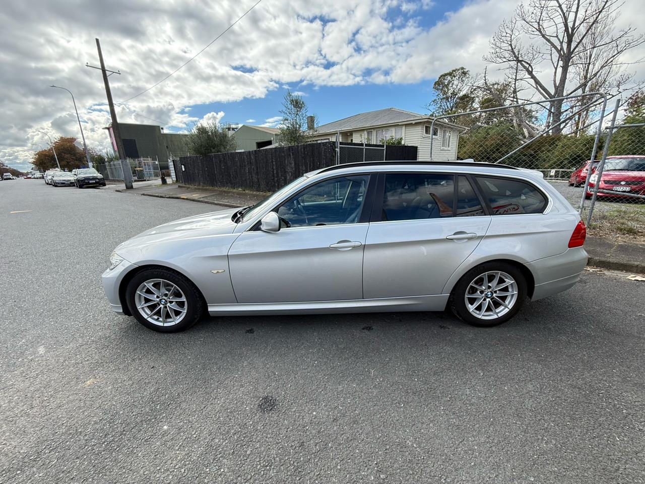 2012 BMW 320i thumbnail